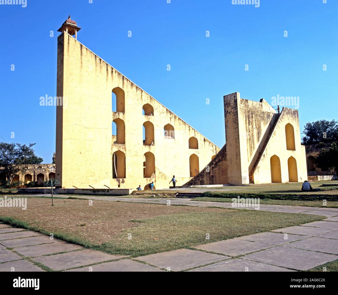 Vista della meridiana gigante noto come Samrat Yantra a Jantar Mantar Jai Osservatorio Singhs, Jaipur, Rajasthan, India. Foto Stock