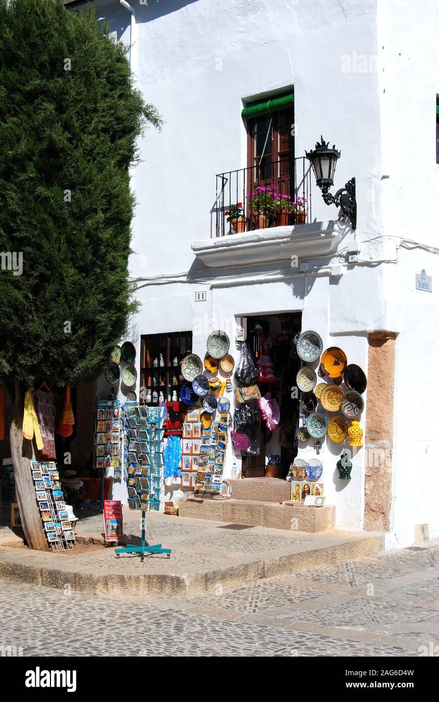 Negozio di artigianato all' angolo di Calle San Juan Bosco a fianco della chiesa di Santa Maria la Mayor nella città vecchia, Ronda, Spagna. Foto Stock