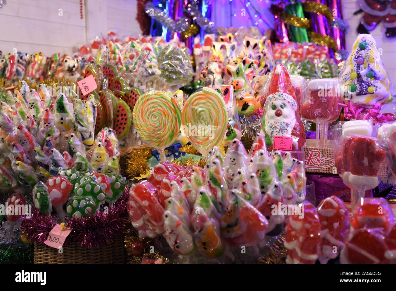 Pressione di stallo o sostare con tradizionale colorato e festoso di caramelle e lecca lecca al mercatino di Natale Foto Stock