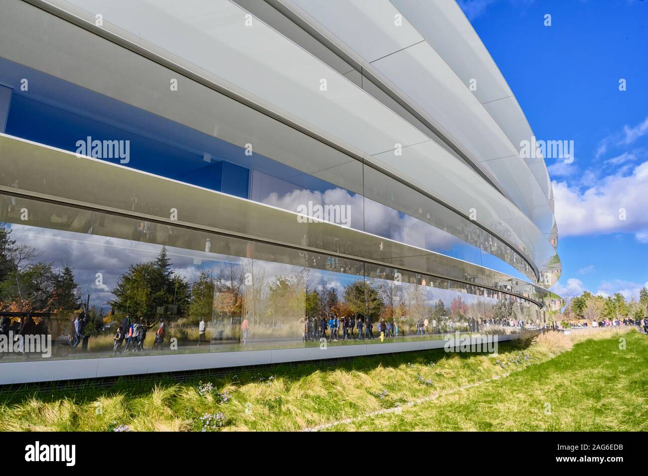 Cupertino CA USA dicembre 14, 2019: primo piano della sede Apple edificio uffici esterni. Foto Stock