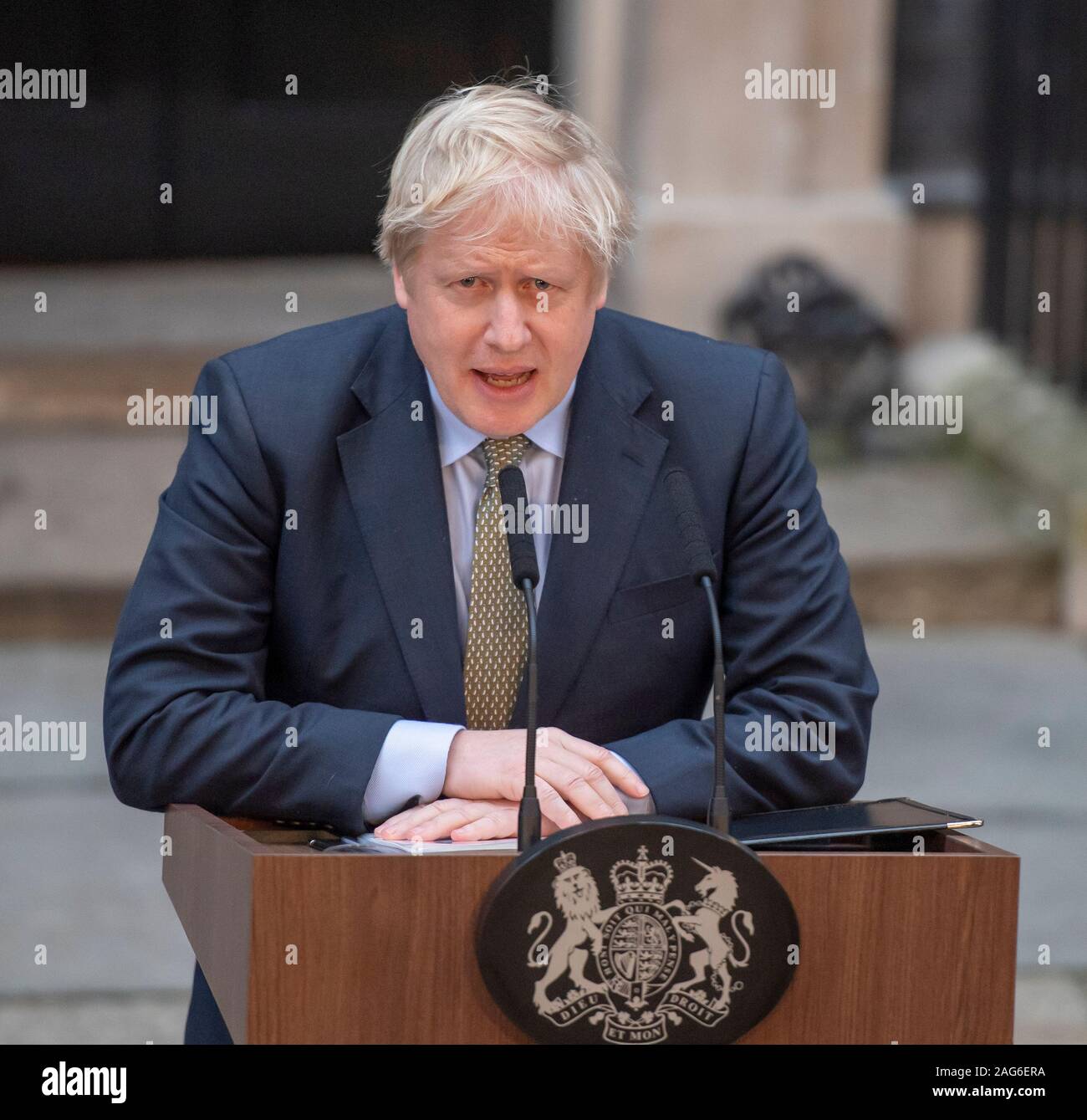 10 Downing Street, Londra, Regno Unito. Il 13 dicembre 2019. PM Boris Johnson dà un discorso per il supporto assemblato al di fuori n. 10 dopo la frana generale vittoria elettorale. Credito: Malcolm Park/Alamy. Foto Stock