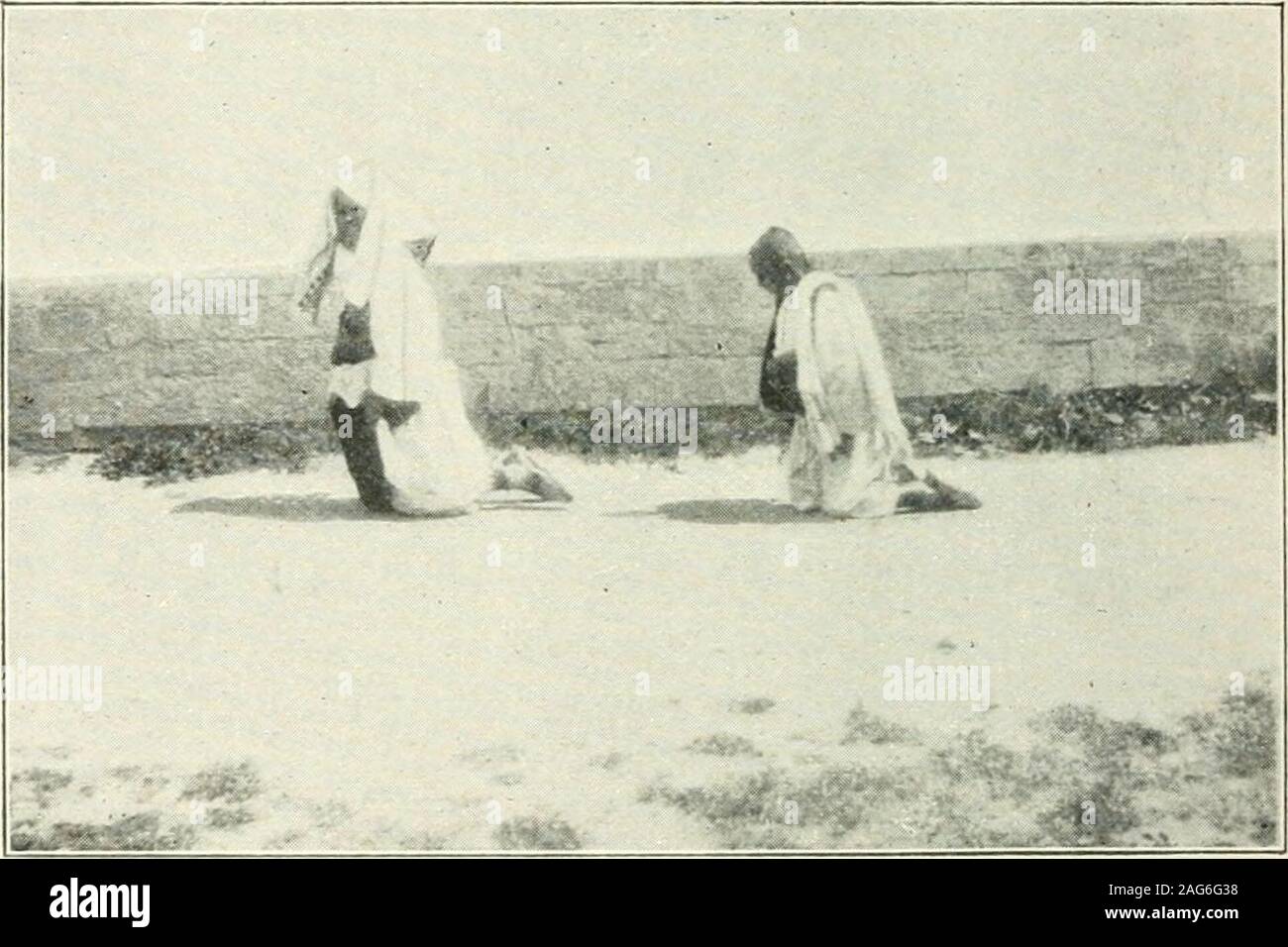 . Viaggi e politica nel Vicino Oriente. hanno giocato un ruolo importante nell'historyof il paese, che abbiamo visto una domenica un contadino wom.ancrawling sulle sue ginocchia intorno alla chiesa, seguita da aboy, sia in adempimento di qualche voto o come una penitenza forsome misfatti che essi avevano commesso. Abbiamo visto troppo, agirl inginocchiato durmg tutto il servizio al di fuori della porta,ed ho appreso che questa era una punizione comune foroffenses contro la morale. All interno della chiesa i punteggi di 159 viaggi e politica gli uomini erano in ginocchio con il loro caratteristico pigtail hangingdown dal loro vicino-teste rasate, come è la moda inmany p Foto Stock