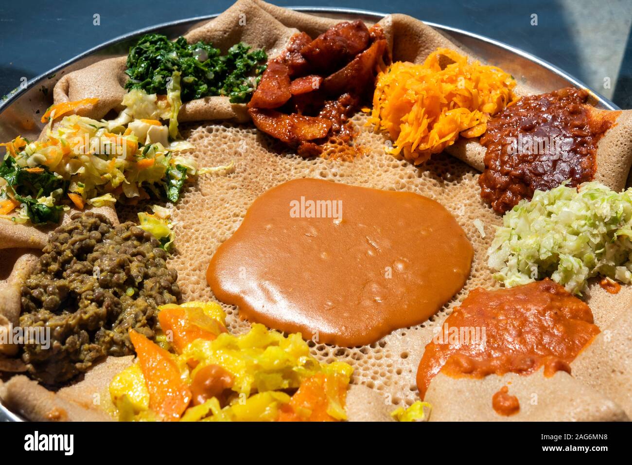 Etiopia, Amhara, Lalibela, Ben Abeba, joint Scots/etiope ristorante di proprietà, Yetsom Beyanetu (a baionetta) servita su Injera Foto Stock