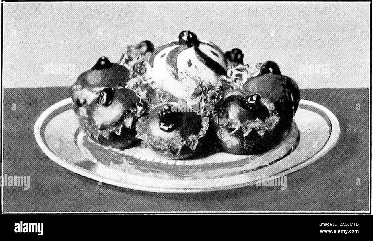 . Recherché entrées : una raccolta delle ultime e più piatti popolari. PETITS CHOUX A LA LORRATNE. (P. 43.^. SUPEEMES DE SARCELLE A LORANGE. (/•I57-) entrees di pollame. 141 stampi. Versate un po' della restante mixturebetween ogni strato, quando riempito mettere gli stampi su theice o in un posto freddo. Svitare le darioles, dishup e guarnire con un trito di aspic. SoufB6 de volaille h, la hollandaise.(Soutafe di pollo, Duteh stile.) lb. Il pollo crudo, lb. materie magra di vitello, 2 uova, mi gillcream, pepe e sale, ho oz. il prosciutto tritato finemente, ho gillbechamel salsa. Libera la carne dalla pelle e Foto Stock