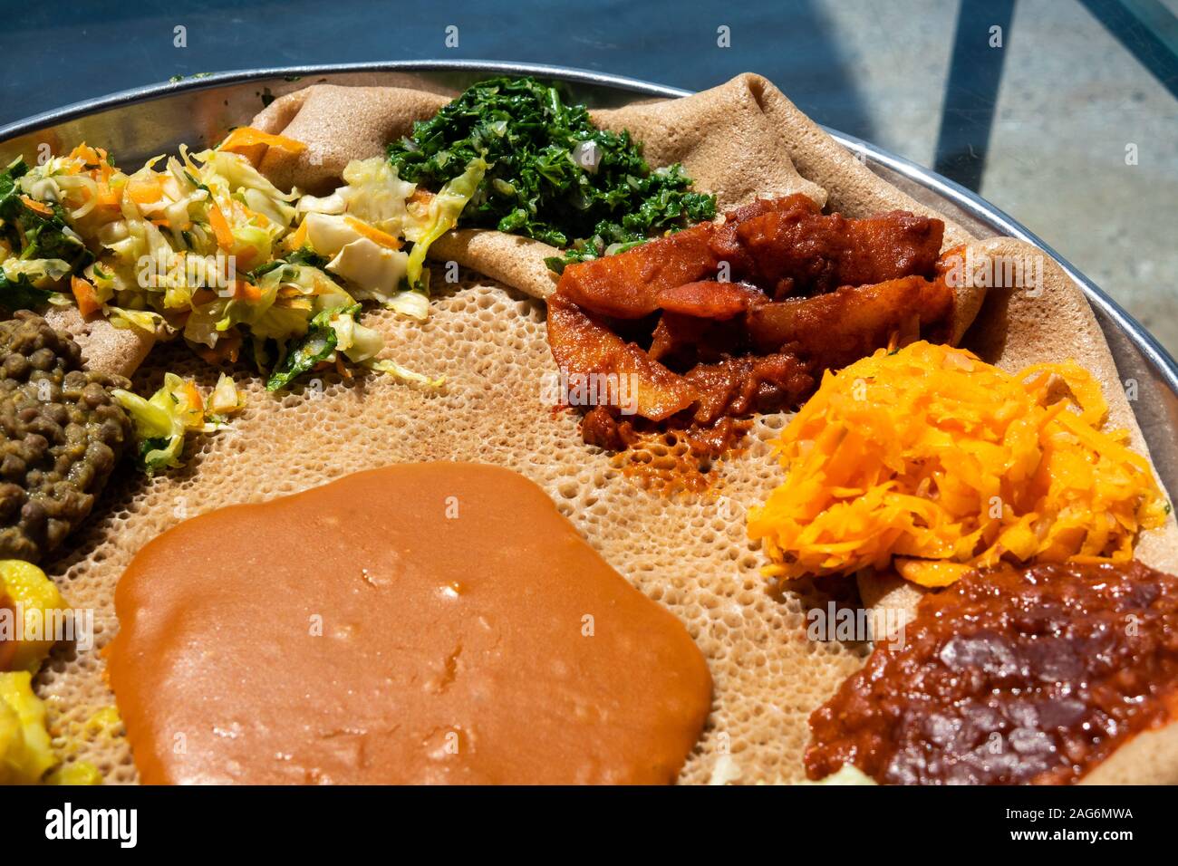 Etiopia, Amhara, Lalibela, Ben Abeba, joint Scots/etiope ristorante di proprietà, Yetsom Beyanetu (a baionetta) servita su Injera Foto Stock