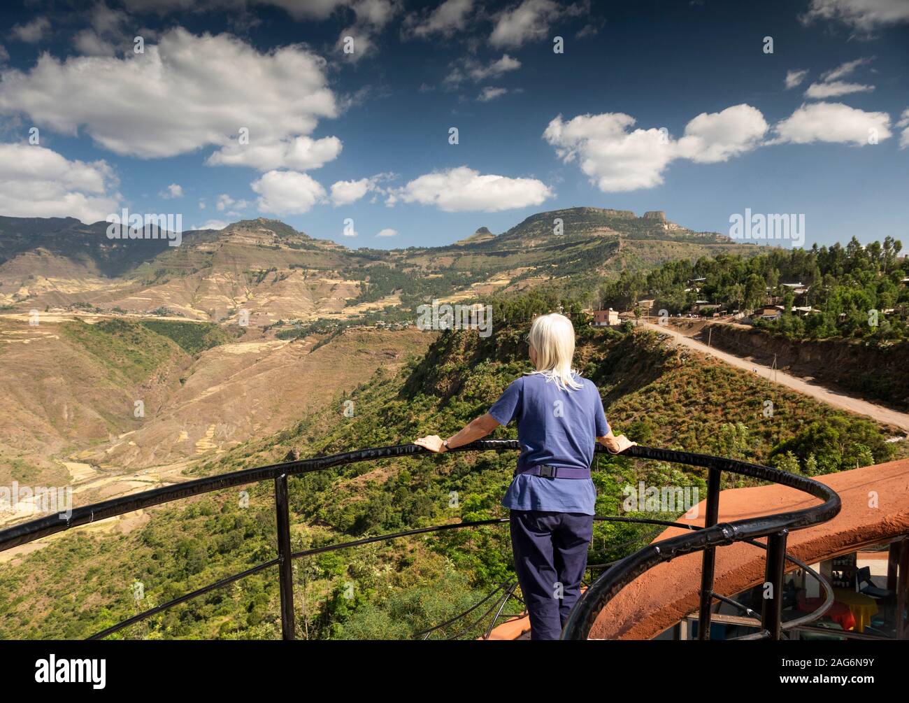 Etiopia, Amhara, Lalibela, Ben Abeba ristorante, turistico gode di vista dalla elevata piattaforma di visualizzazione verso la cima del monte di Abune Yoseph Foto Stock