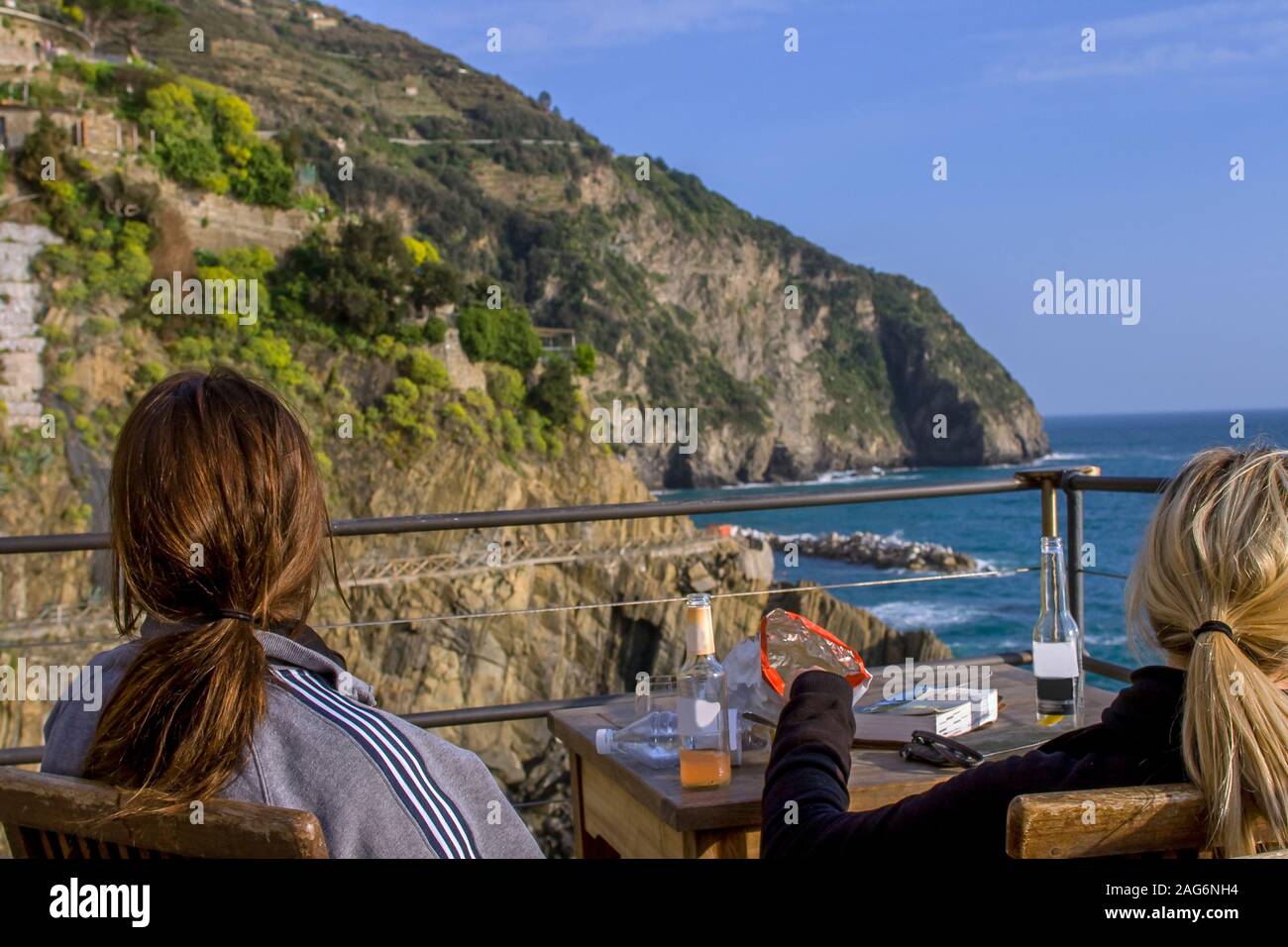 Due donne su una terrazza che guarda al mare Foto Stock