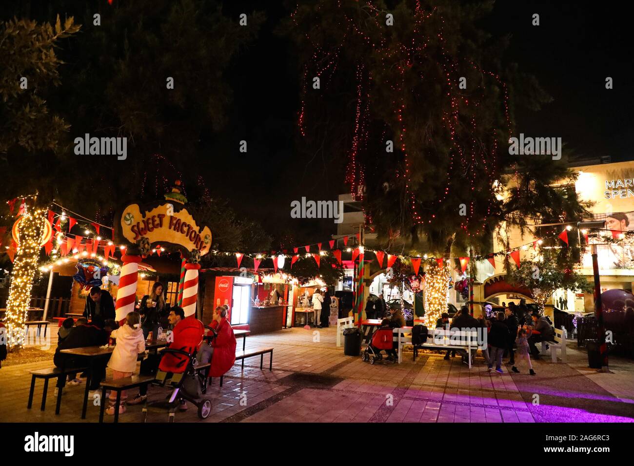 Dicembre 16, 2019: Atene, Grecia. Il 16 dicembre 2019. Il servizio di tram nel centro di Atene. La rete di tram collega il centro di Atene con i quartieri costieri di Faliro e Voula Credito: Mohammed Turabi/IMAGESLIVE/ZUMA filo/Alamy Live News Foto Stock