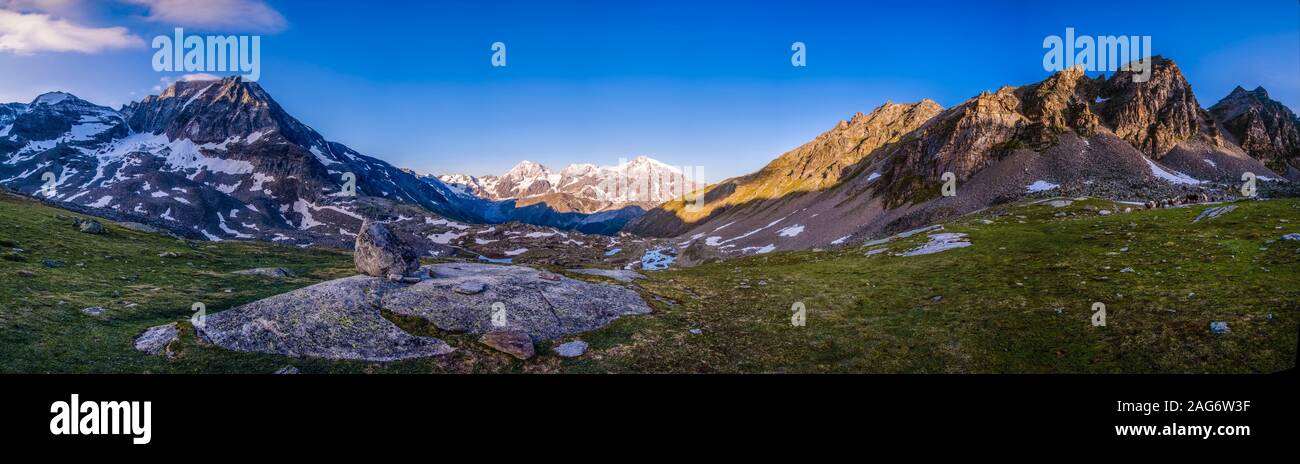 Vista panoramica di un alta altitudine plateau, l'Ortles con i vertici di Ortles e Gran Zebrù a distanza Foto Stock