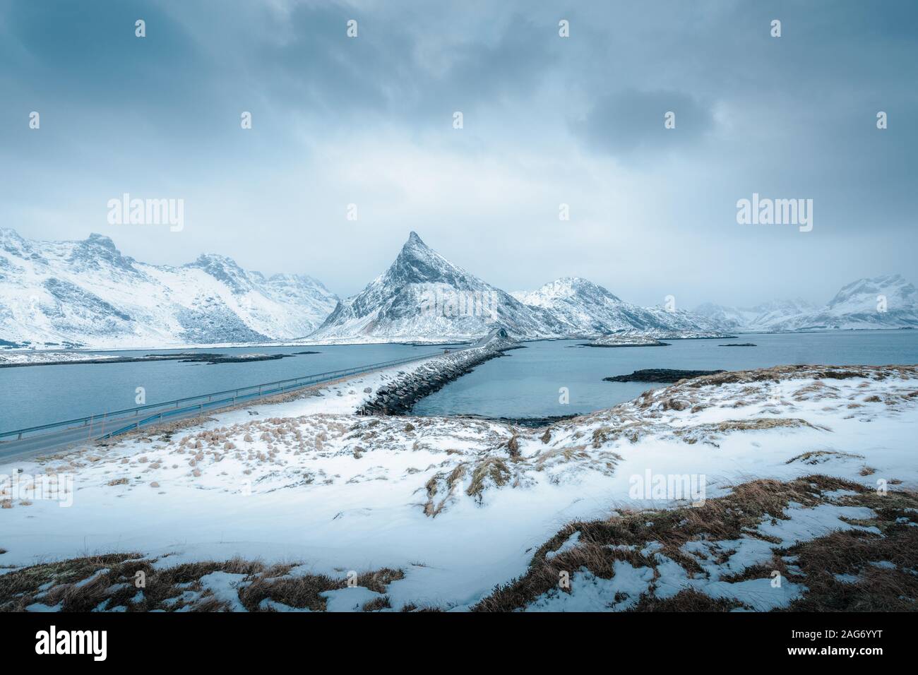 Montaggio Olstind e stradale tra i fiordi, Isole Lofoten in Norvegia. Foto Stock