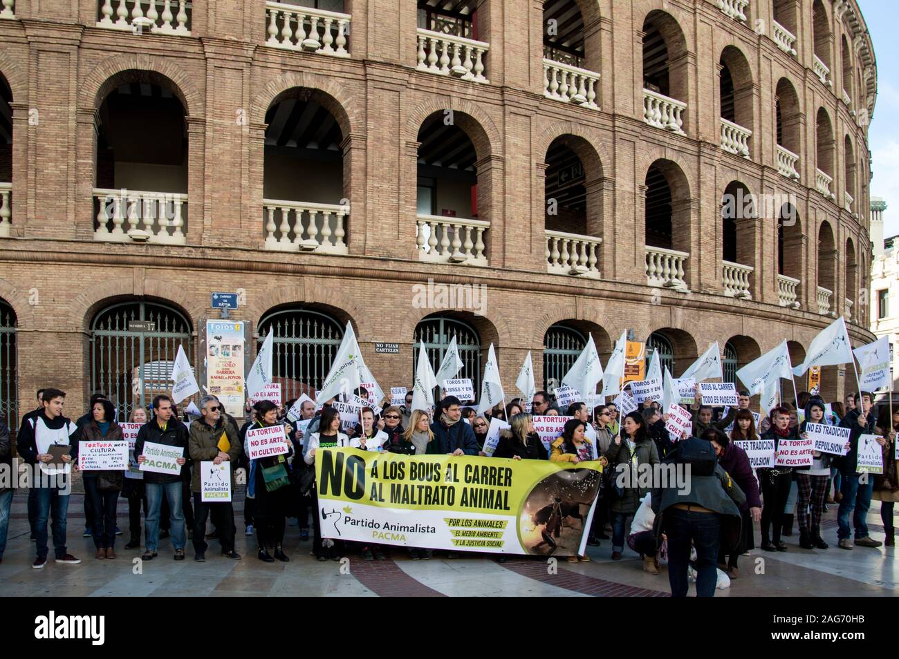 VALENCIA, Spagna - Jan 24, 2015: un anti-corride rally di fronte alla Plaza de Toros de Valencia, Spagna. Foto Stock