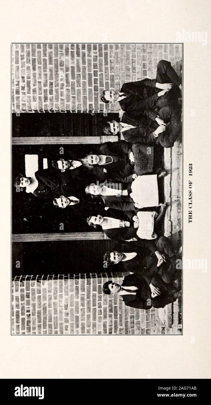 . La Mezzaluna [1920]. ere alwaysbright: ombre di dimostrare che la luce che è vicino a noi, attraverso alcune necessità la sua glorygleams, può il suo promesso radiance allegria noi,fino a quando si raggiungono le cose superiore. Quando le scuole ultima lezione è masterizzato e le classi sono testedand provato; quando lo studente più saggia è scomparso e il più noioso ha intensificato da parte;dovremmo riposo e la fede di cui abbiamo bisogno è,ci deve riposare per un momento o due,fino alla meravigliosa scuola di ExperienceMakes noi seew le cose nuove. La classe di orologi con un sorriso; i nostri insegnanti guida ciascuna vacillare-ing obiettivo; appaiono su tutti i mentre per aggiunta di alloro per la nostra fama,con fa Foto Stock