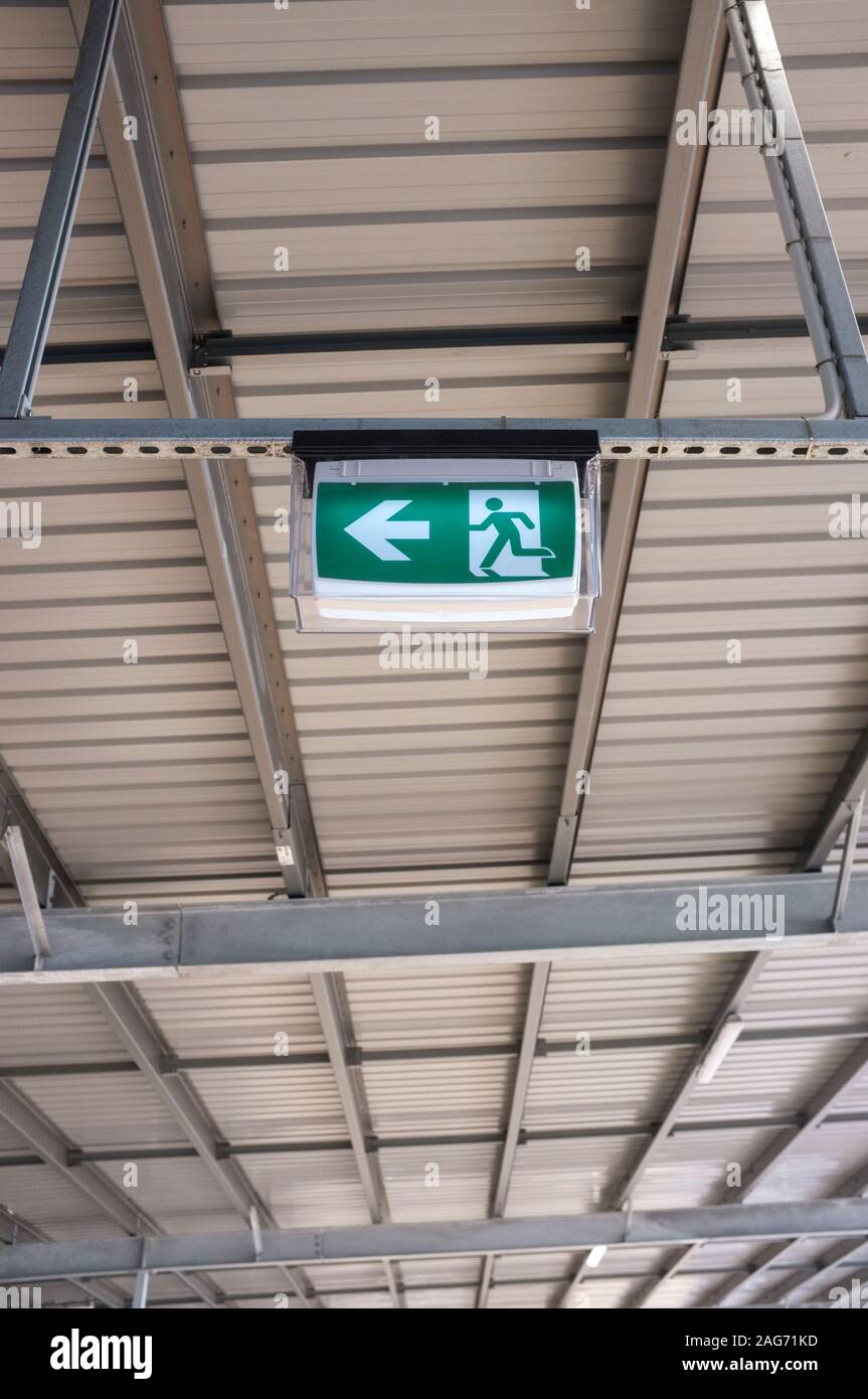 Uscita di emergenza firmare sotto un tetto dello stagno. Foto Stock