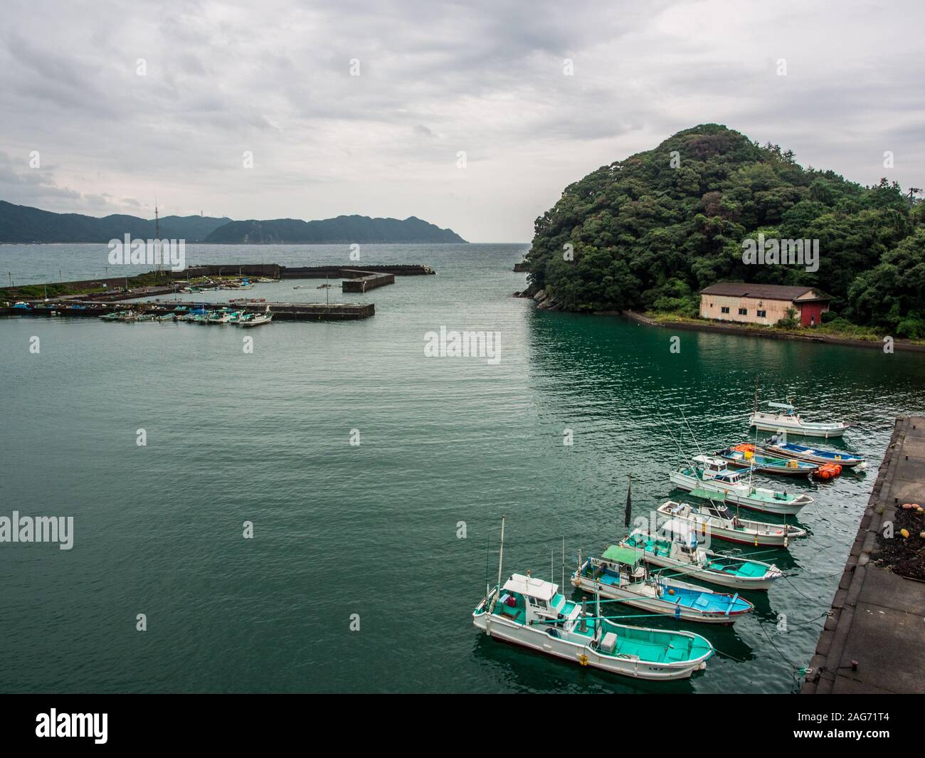 Barche da pesca ormeggiate al molo, Kaiyo, Kochi, Shikoku Giappone Foto Stock