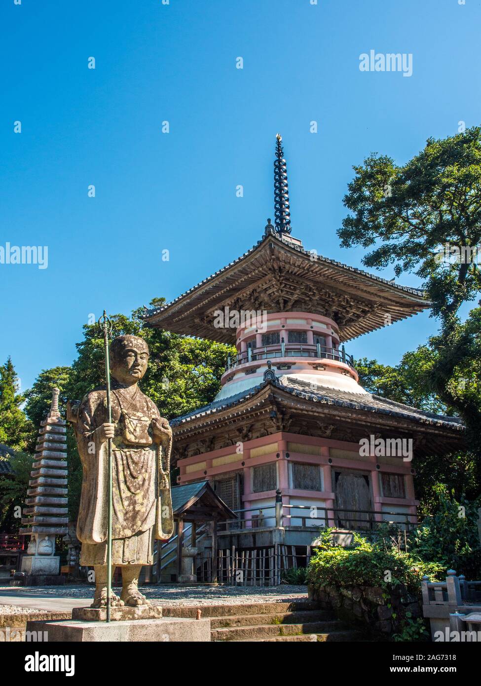 Statua di Kobo Daishi e pagoda, tempio Hotsumisakiji 24, 88 tempio pellegrinaggio, Kochi, Shikoku Giappone Foto Stock