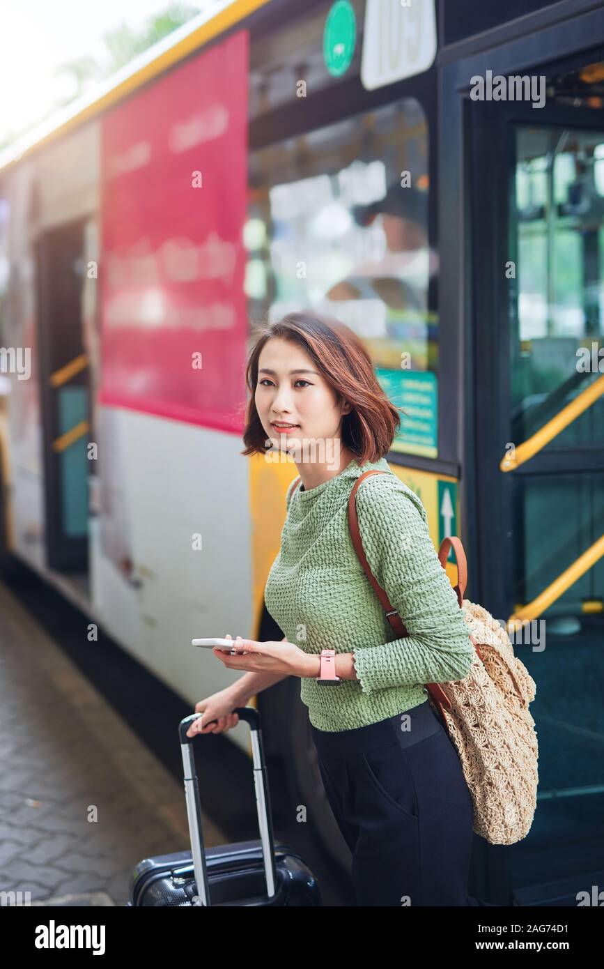 Giovani vietnamiti traveler andando fuori il bus terminal Foto Stock