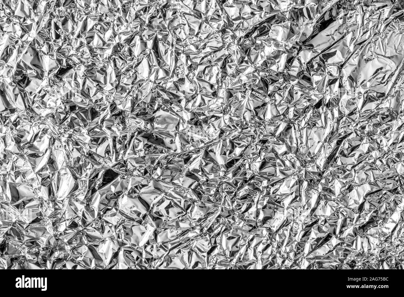 Texture di accartocciata cucina alluminio foil. Argento sfondo astratto per la progettazione. Foto Stock