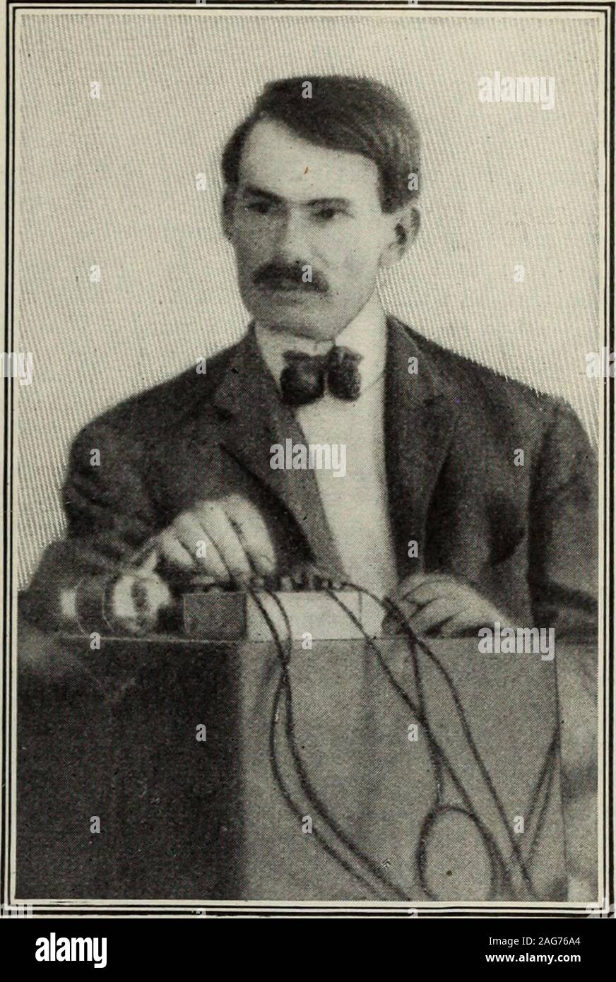 . Recensione di recensioni e mondo del lavoro. ned da tuningthe circuiti oscillanti, essa non ha trovato hithertobeen fattibile per impedire totalmente l o sfinestratura interferenze tra diversi sistemi seil onde di interferenza sono di intensità sufficiente,specialmente se le oscillazioni sono approximatelyof dello stesso ordine o frequenza. Quando, su altre parte, la frequenza di oscillazione impiegate stazioni bydifferent è del tutto dissimili, tentativi tocut fuori interferenza sono molto più successo. Ma è una fortunata circostanza che quando la tele-telefono è utilizzato come un ricevitore in telegraphyit wireless non è assolutamente necessario Foto Stock