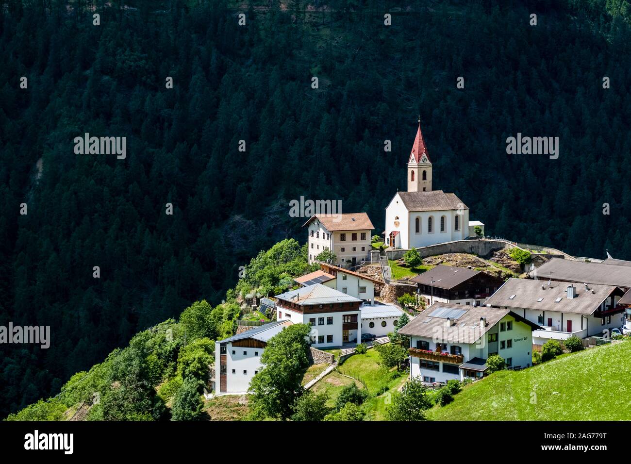 La vecchia chiesa parrocchiale di Santa Caterina e le case del borgo Katharinaberg, Monte Santa Caterina, su un pendio di montagna sopra la valle Val Senales Foto Stock