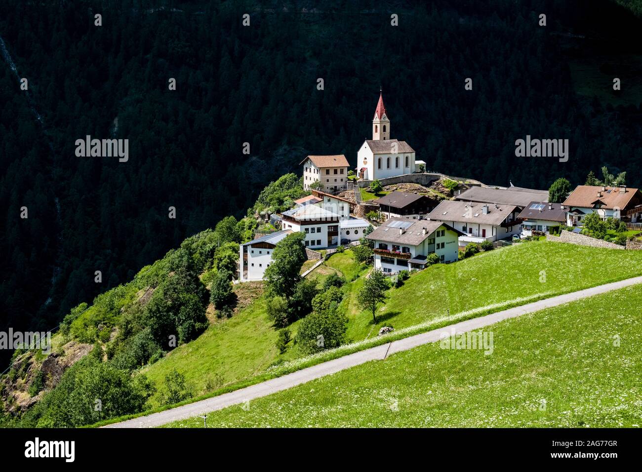 La vecchia chiesa parrocchiale di Santa Caterina e le case del borgo Katharinaberg, Monte Santa Caterina, su un pendio di montagna sopra la valle Val Senales Foto Stock