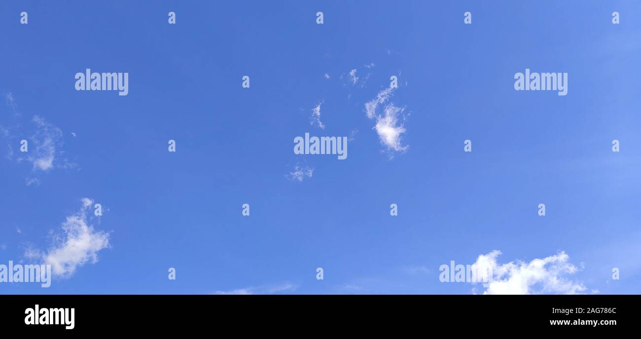 Nuvola Bianca nel cielo blu Foto Stock