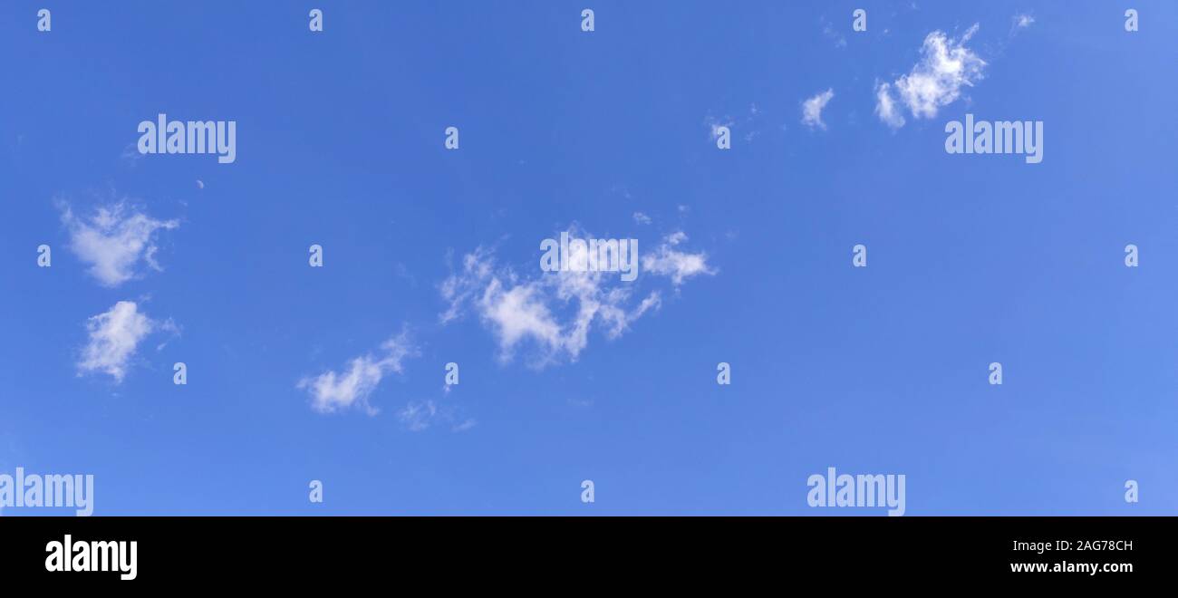Nuvola Bianca nel cielo blu Foto Stock