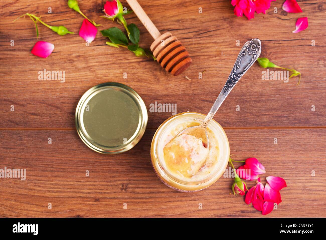 Delizioso e sano di miele con rose scolpisce, nutriente dadi e waffle. Colazione perfetta. Miele naturale Foto Stock