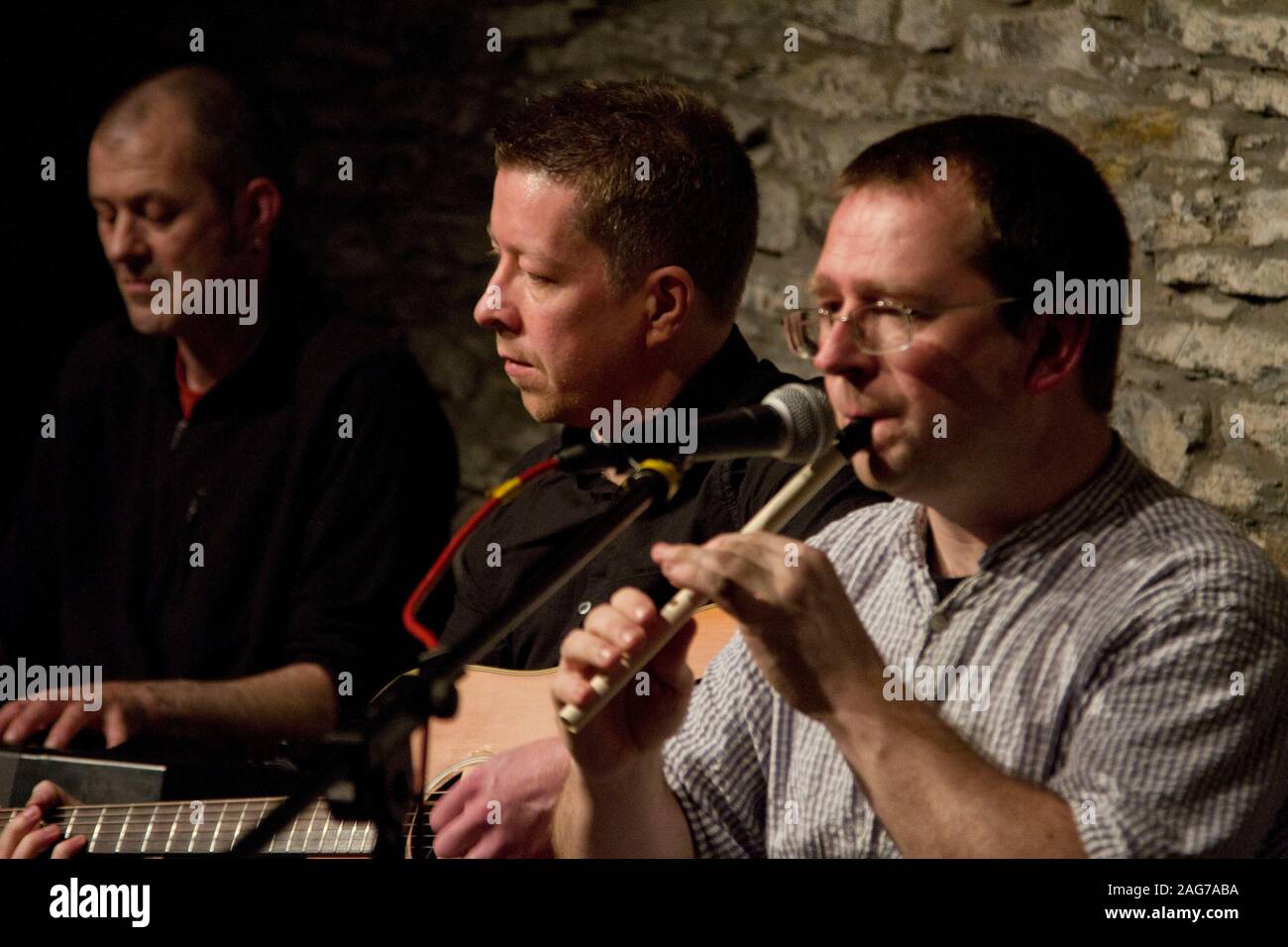 Ceilidh Banditos in concerto a Eilean Eisdeal Hall, Easdale Isola, Argyll. Easdale Scozia era la più piccola permanentemente abitato delle Ebridi Interne isola con una popolazione permanente di circa 60 persone nel 2019. L isola è stata auto gratuito e accessibile dalla vicina isola di Seil da un traghetto passeggeri. Era la posizione del mondo annuale Stone scrematura campionati che si è tenuto a settembre in uno dei allagato ex cave sull'isola. Foto Stock