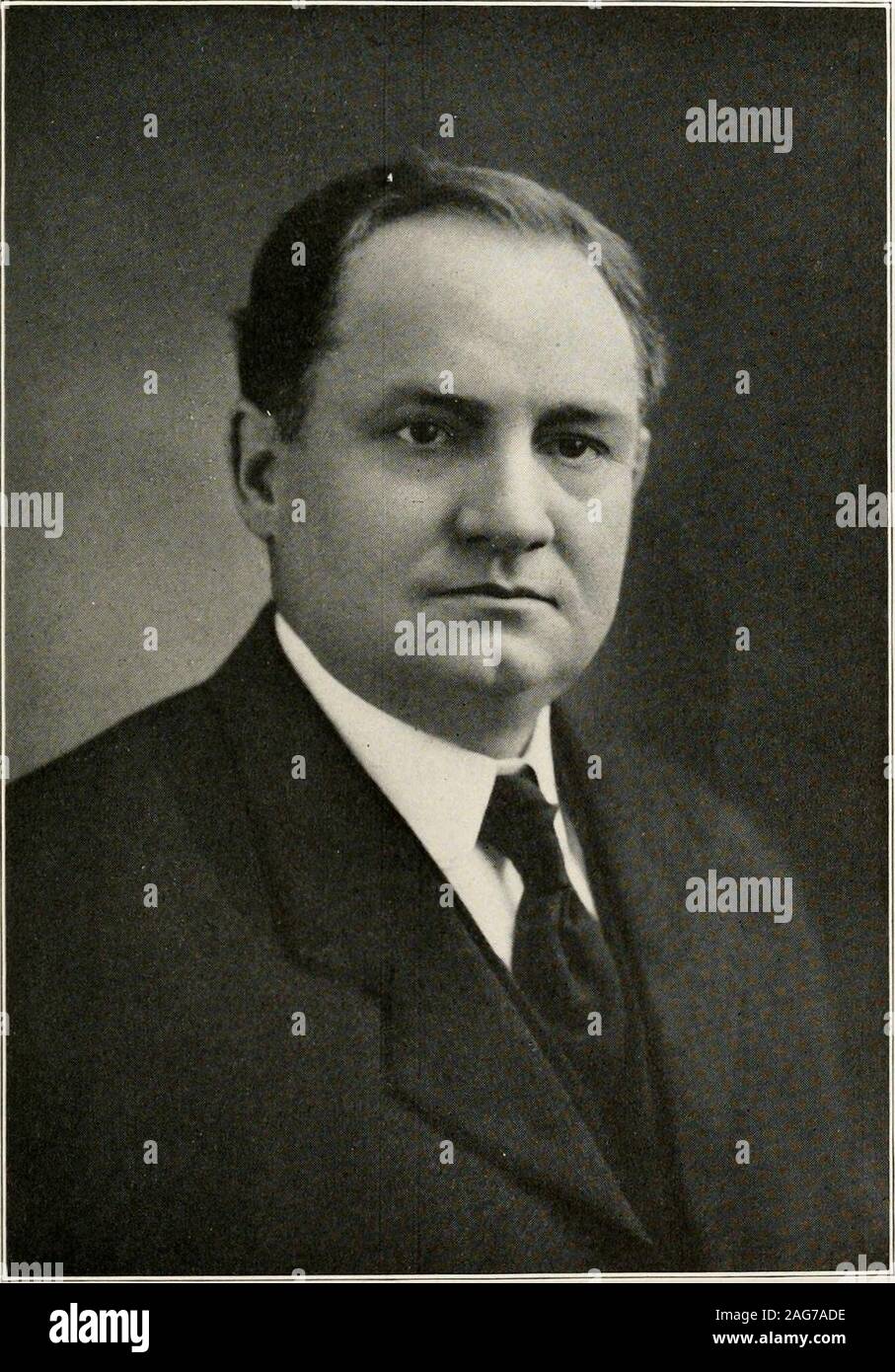. La storia di Black Hawk County, Iowa, e per il suo popolo. nally egli è collegato con il Knightsof Pythias sono. menzogna è attraente qualità sociale e molti sterling characteristicswhich hanno vinto per lui calda amicizia tra quelli con i quali business orsocial relazioni hanno lo ha portato in contatto. HON. CHARLES EDGAR PICKETT. L'on. Charles Edgar Pickett di Waterloo è un ben noto figura nello Iowa.spicca tra i membri della barra di stato, un oratore della nationalreputation, ben noto negli ambienti commerciali e organizzazioni di fraterna e com-ing da una famiglia forte, il sig. Pickett si colloca tra il dist Foto Stock