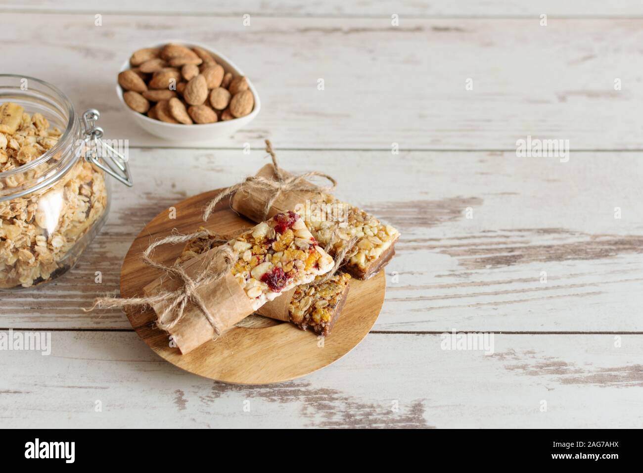 Cereali granola bar con i dadi, frutta e bacche sul tavolo di legno dello sfondo. Una sana dolce dessert caserecci snack. Foto Stock