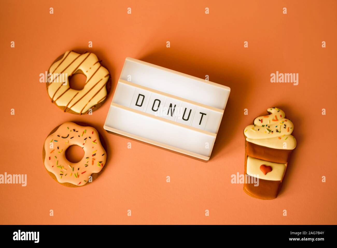 Grande ciambella e del caffè di panpepato su sfondo arancione compleanno decorazione. Parte contraente Foto Stock