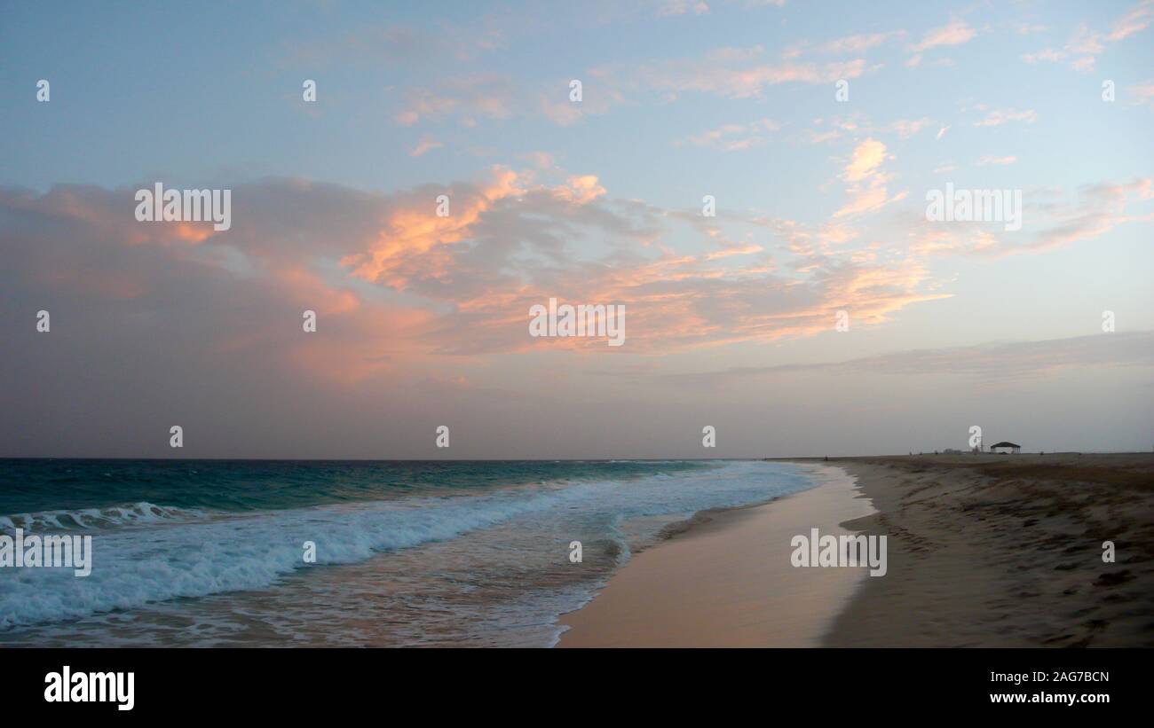 Una vista di una appartata spiaggia tropicale in Capo Verde al tramonto Foto Stock