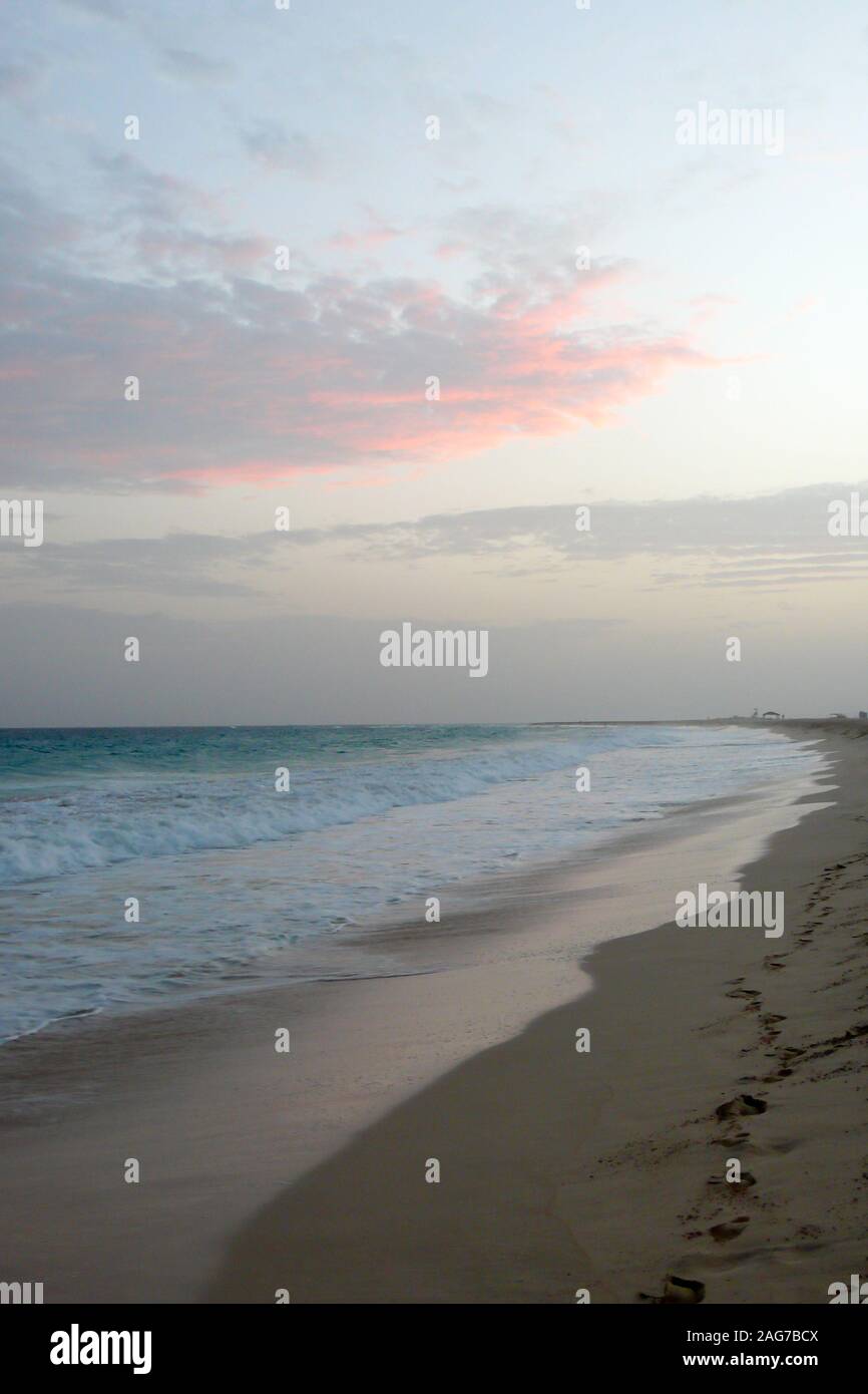 Una vista di una appartata spiaggia tropicale in Capo Verde al tramonto Foto Stock