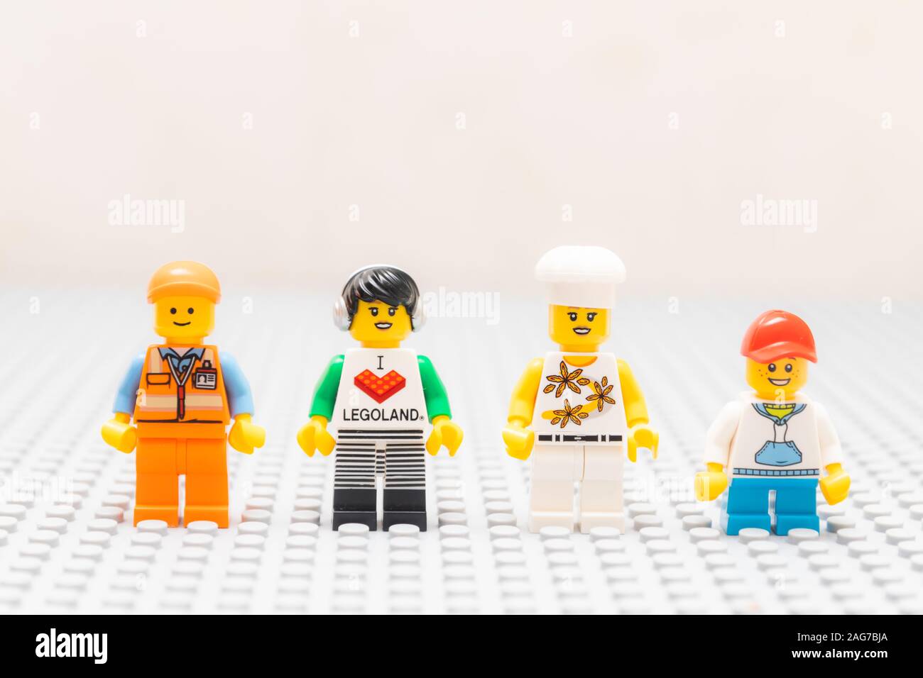 Kouvola, Finlandia - 18 dicembre 2019: Lego minifigures sulla piastra di base grigio Foto Stock
