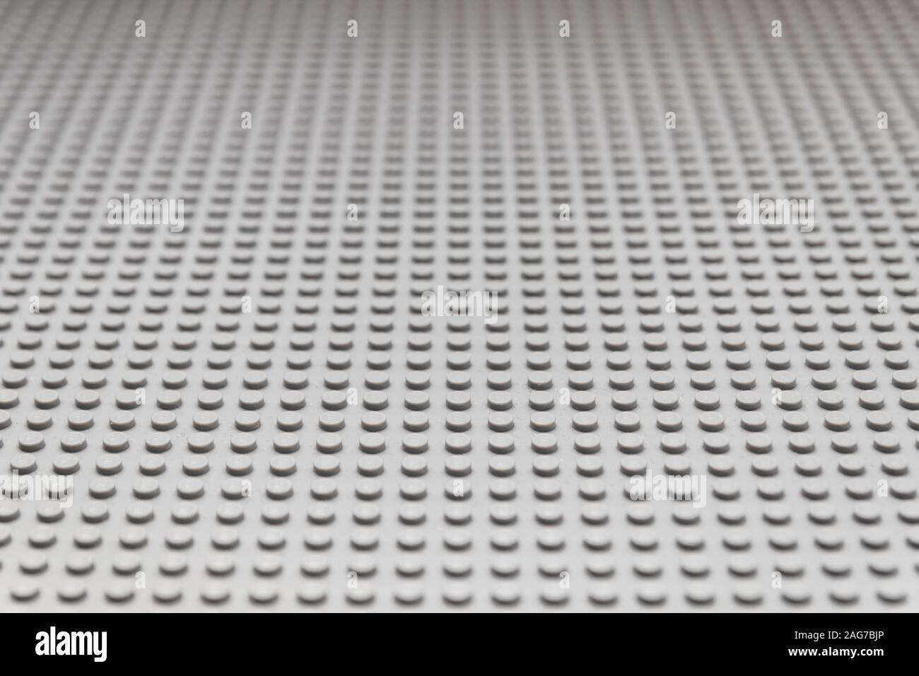 Kouvola, Finlandia - 18 dicembre 2019: Lego piastra base grigio Foto Stock