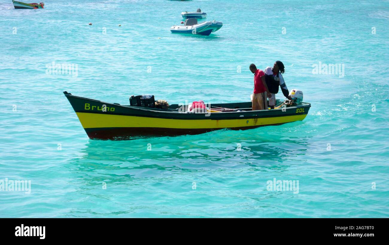 Santa Maria, Sal /Isole di Capo Verde - 19. Novembre, 2015: i pescatori africani tornare alla porta sul Capo Verde Isola di Sal dopo una giornata di pesca Foto Stock