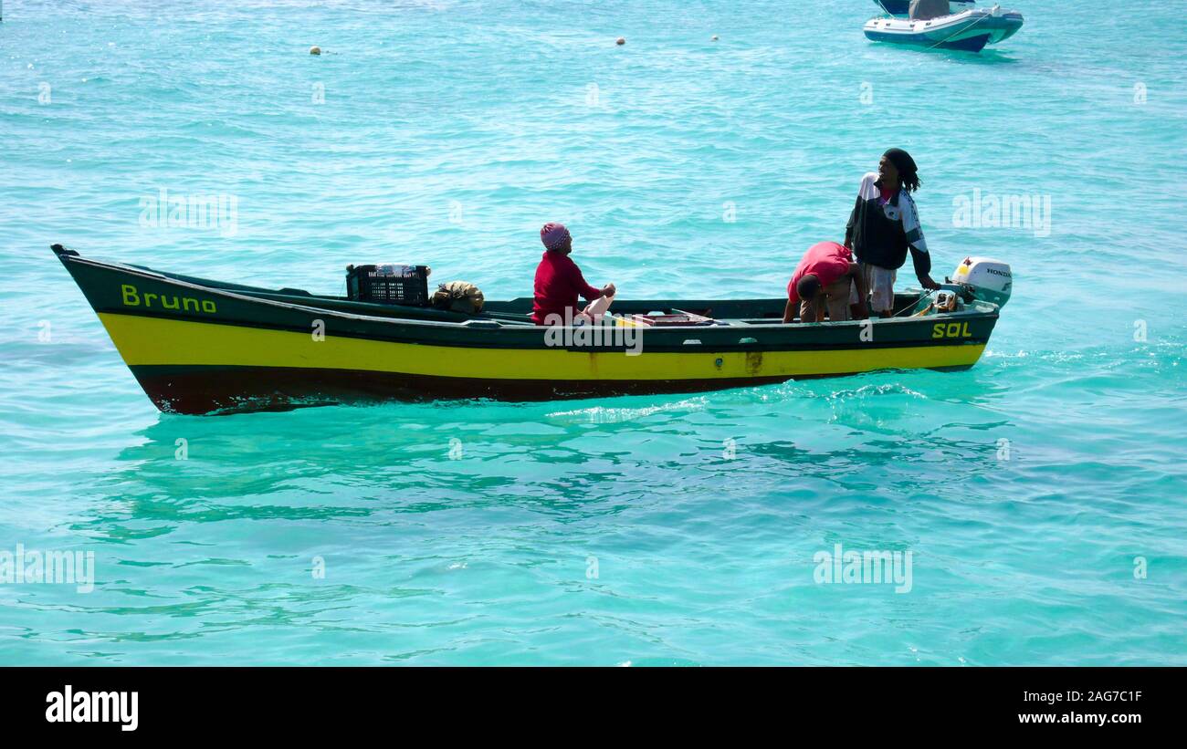 Santa Maria, Sal /Isole di Capo Verde - 19. Novembre, 2015: i pescatori africani tornare alla porta sul Capo Verde Isola di Sal dopo una giornata di pesca Foto Stock