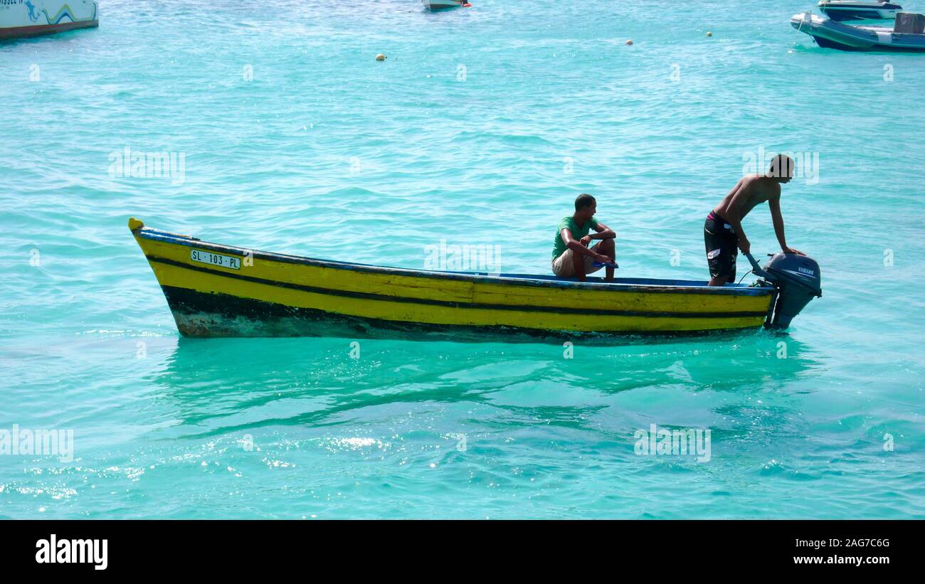 Santa Maria, Sal /Isole di Capo Verde - 19. Novembre, 2015: i pescatori africani tornare alla porta sul Capo Verde Isola di Sal dopo una giornata di pesca Foto Stock
