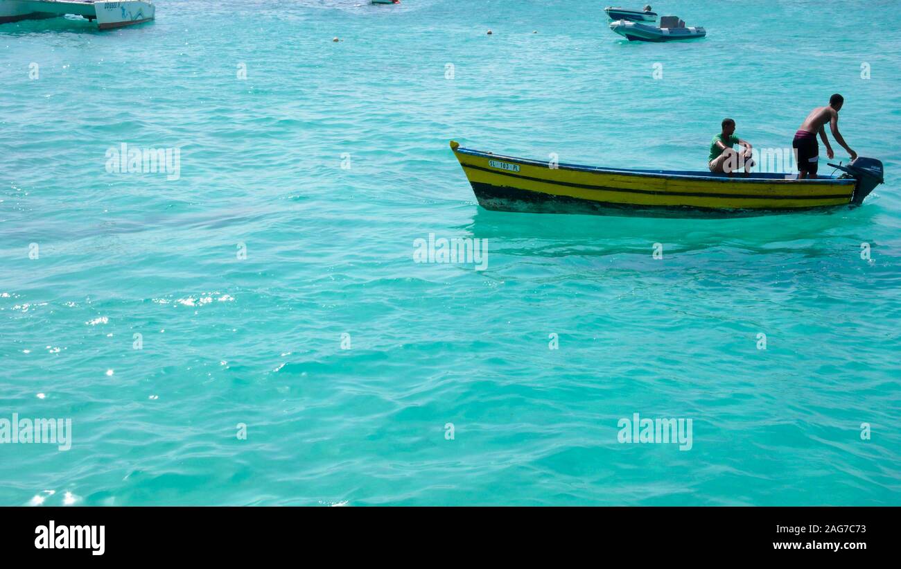 Santa Maria, Sal /Isole di Capo Verde - 19. Novembre, 2015: i pescatori africani tornare alla porta sul Capo Verde Isola di Sal dopo una giornata di pesca Foto Stock