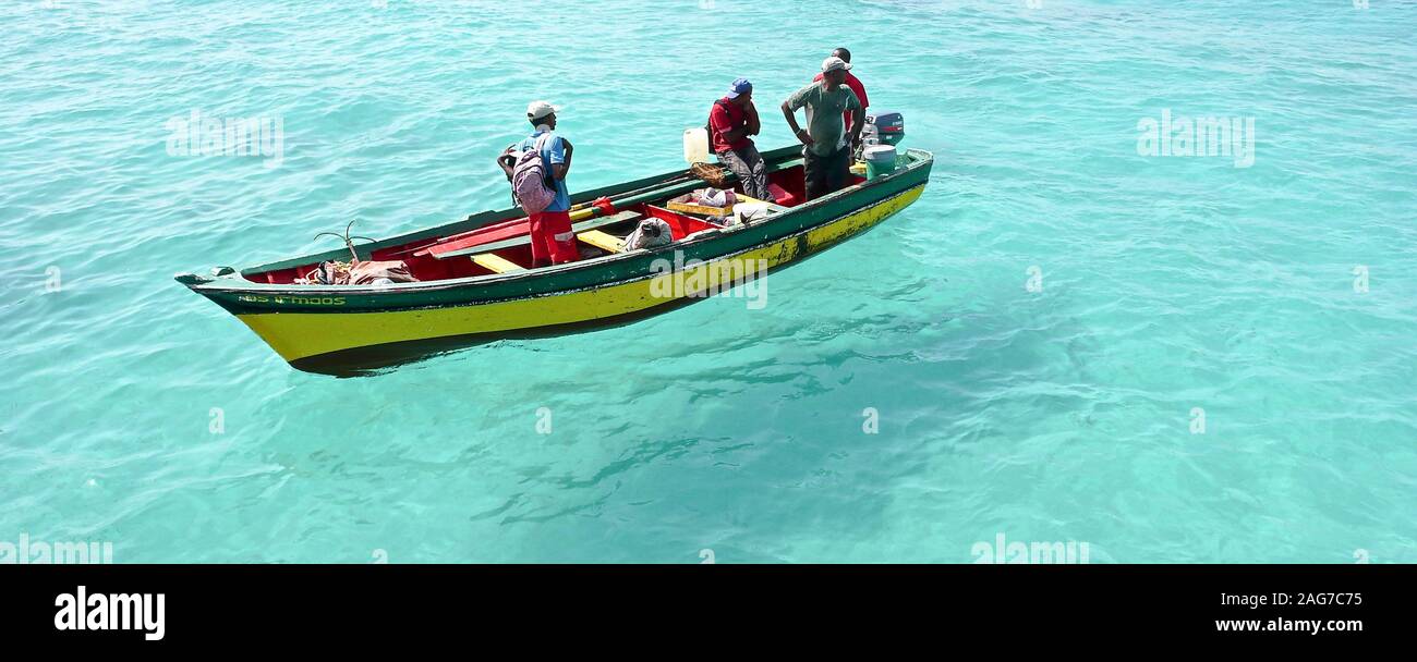 Santa Maria, Sal /Isole di Capo Verde - 19. Novembre, 2015: i pescatori africani tornare alla porta sul Capo Verde Isola di Sal dopo una giornata di pesca Foto Stock