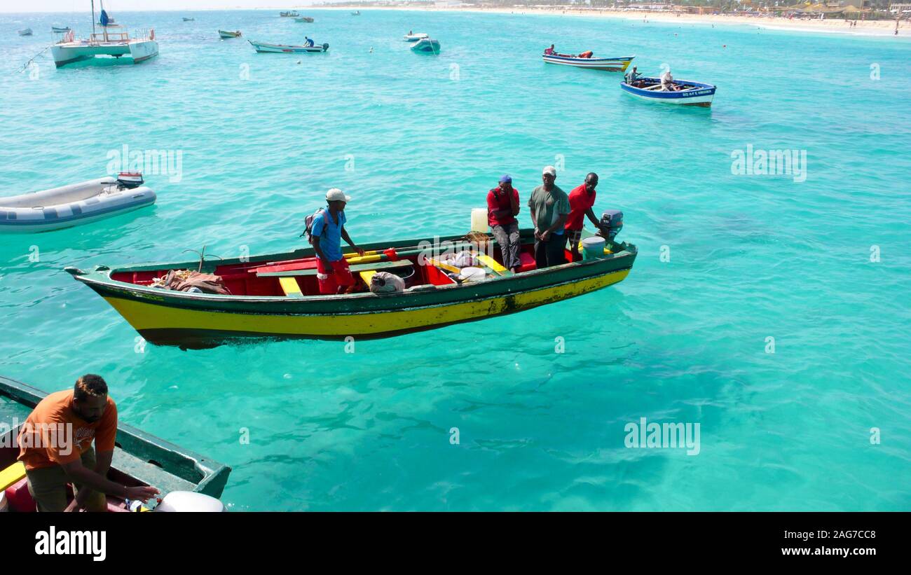 Santa Maria, Sal /Isole di Capo Verde - 19. Novembre, 2015: i pescatori africani tornare alla porta sul Capo Verde Isola di Sal dopo una giornata di pesca Foto Stock