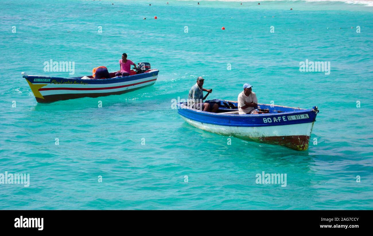 Santa Maria, Sal /Isole di Capo Verde - 19. Novembre, 2015: i pescatori africani tornare alla porta sul Capo Verde Isola di Sal dopo una giornata di pesca Foto Stock
