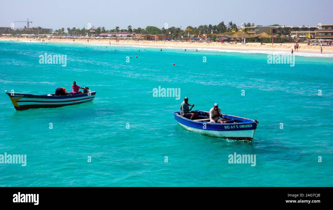 Santa Maria, Sal /Isole di Capo Verde - 19. Novembre, 2015: i pescatori africani tornare alla porta sul Capo Verde Isola di Sal dopo una giornata di pesca Foto Stock