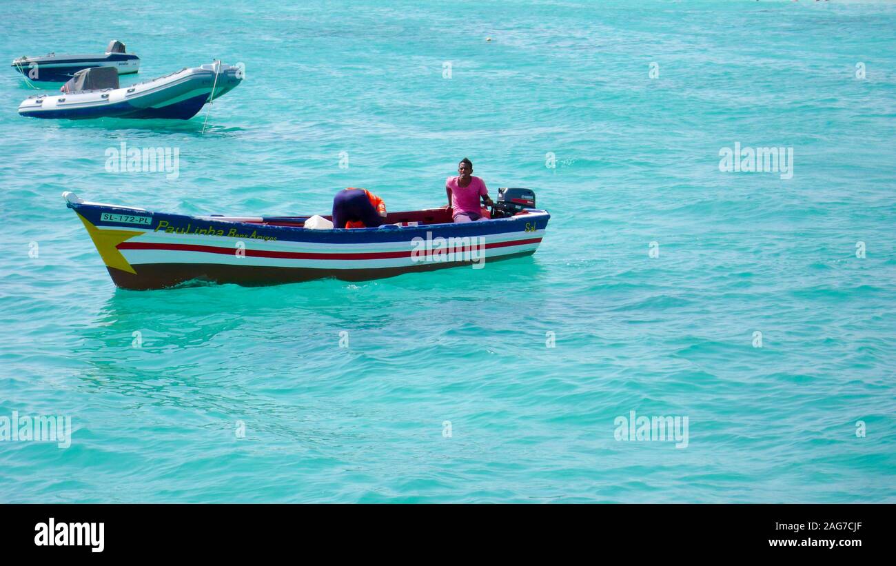 Santa Maria, Sal /Isole di Capo Verde - 19. Novembre, 2015: i pescatori africani tornare alla porta sul Capo Verde Isola di Sal dopo una giornata di pesca Foto Stock