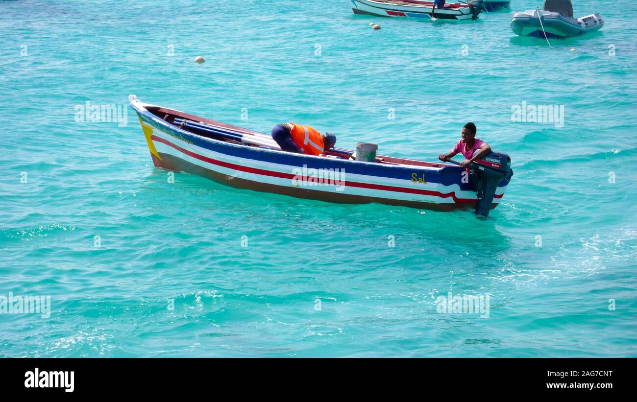 Santa Maria, Sal /Isole di Capo Verde - 19. Novembre, 2015: i pescatori africani tornare alla porta sul Capo Verde Isola di Sal dopo una giornata di pesca Foto Stock