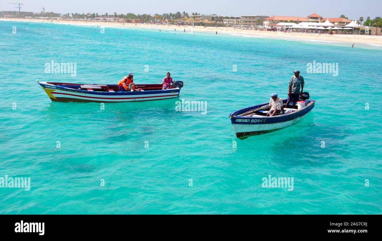 Santa Maria, Sal /Isole di Capo Verde - 19. Novembre, 2015: i pescatori africani tornare alla porta sul Capo Verde Isola di Sal dopo una giornata di pesca Foto Stock