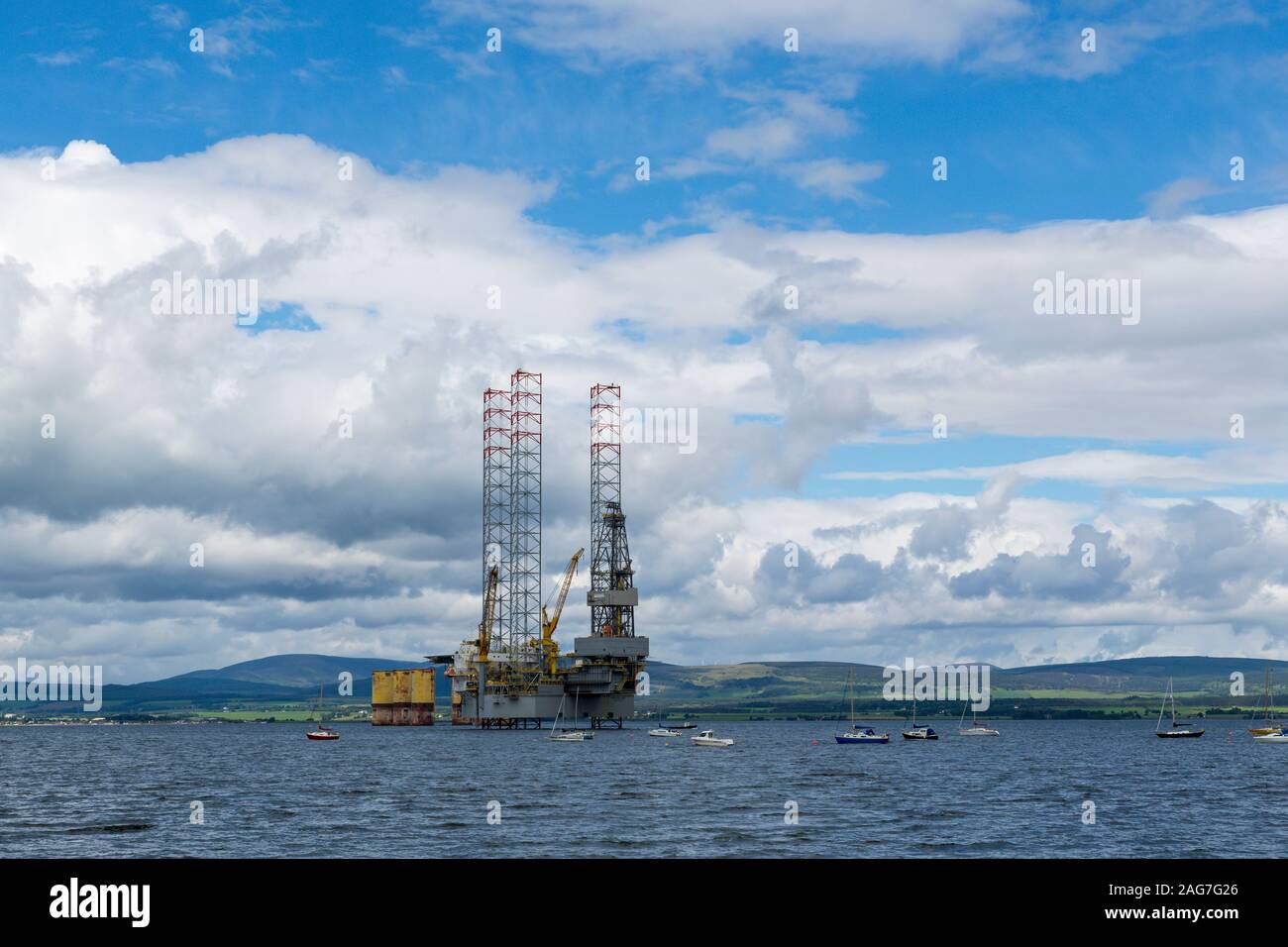 Vista su piattaforma petrolifera sul Cromarty Firth acqua Foto Stock