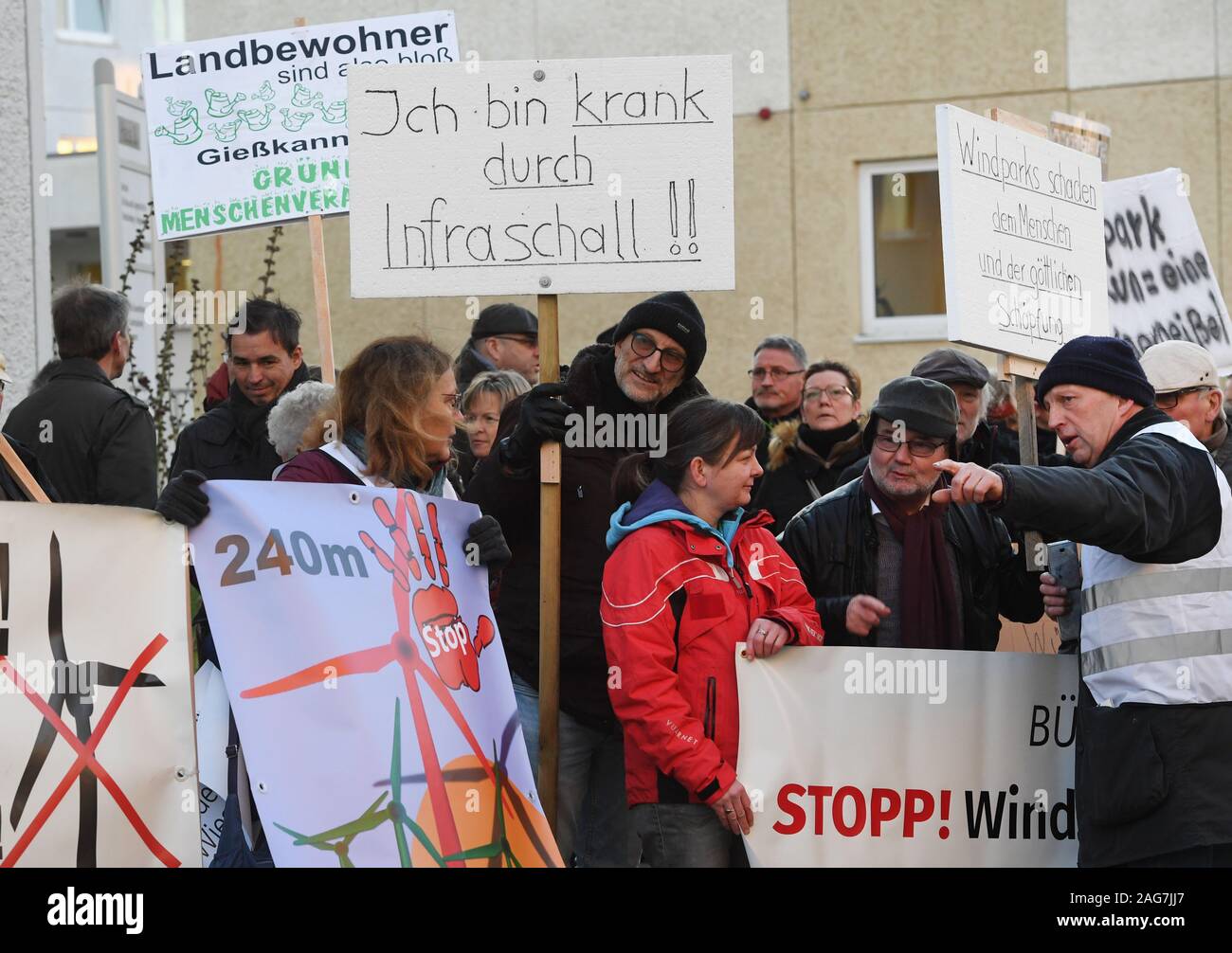Greifswald (Germania). Xviii Dicembre, 2019. Protesta dei cittadini con manifesti dicendo, "io sono malati da infrasound!' (M) contro l ulteriore espansione del potere di vento. Secondo gli oppositori dell'energia eolica, la pianificazione regionale associazione vuole onda attraverso tutti vento previste aree di idoneità. Credito: Stefan Sauer/dpa-Zentralbild/dpa/Alamy Live News Foto Stock