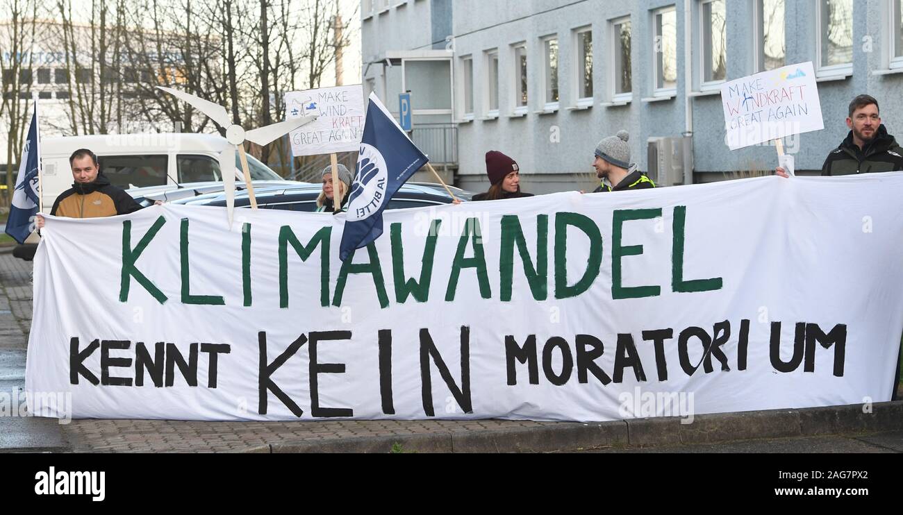 Greifswald (Germania). Xviii Dicembre, 2019. I sostenitori del potere di vento dimostrare con i poster con la scritta "Il cambiamento climatico non conosce la moratoria' per ulteriori turbine eoliche. Secondo gli oppositori dell'energia eolica, la pianificazione regionale associazione vuole onda attraverso tutti vento previste aree di idoneità. Credito: Stefan Sauer/dpa-Zentralbild/ZB/dpa/Alamy Live News Foto Stock