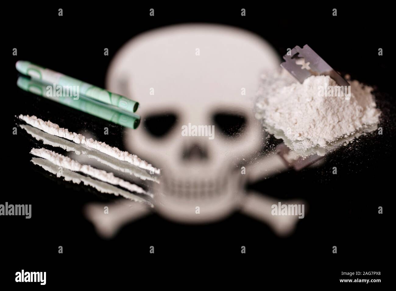 Colonia, Deutschland. Xvi Dec, 2019. La cocaina con una lama di rasoio e banca nota | Utilizzo di credito in tutto il mondo: dpa/Alamy Live News Foto Stock